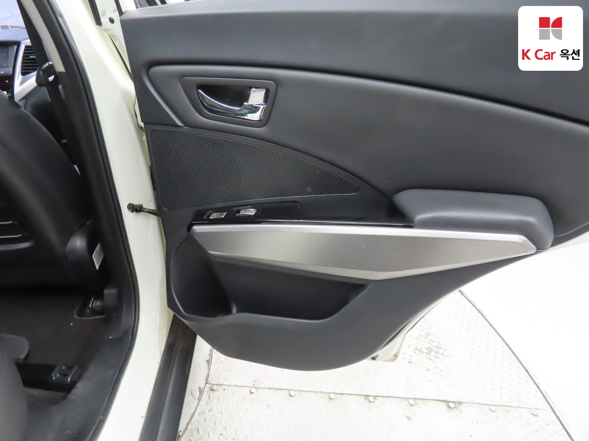 KG Mobility Tivoli 2015 - Image 26