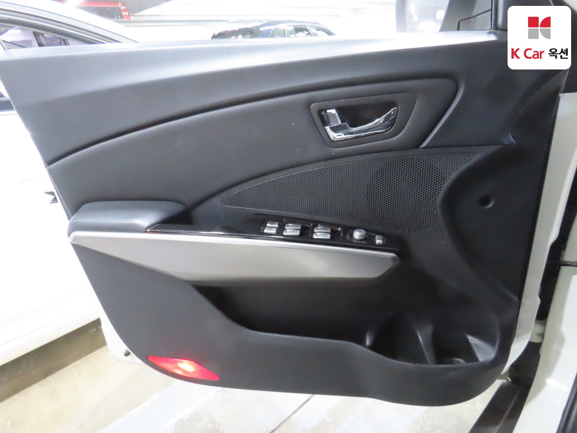 KG Mobility Tivoli 2015 - Image 8