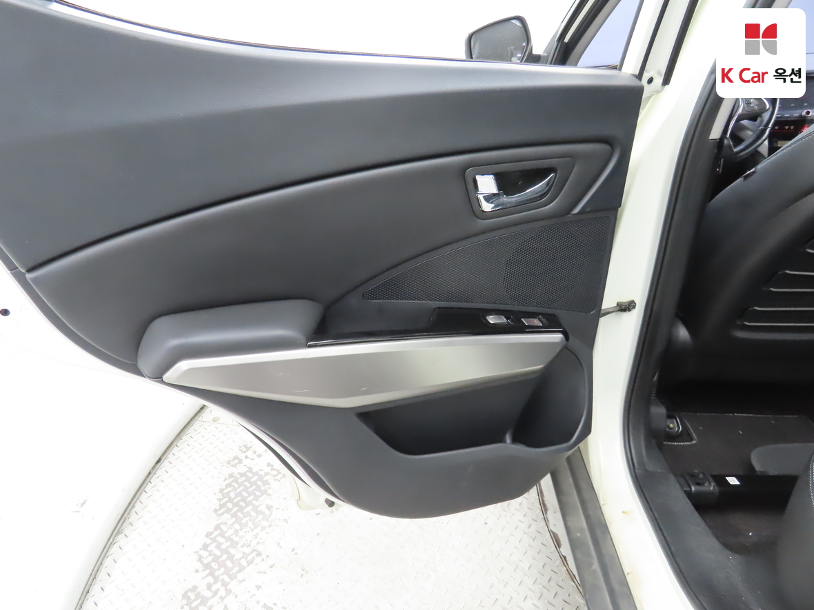 KG Mobility Tivoli 2015 - Image 22