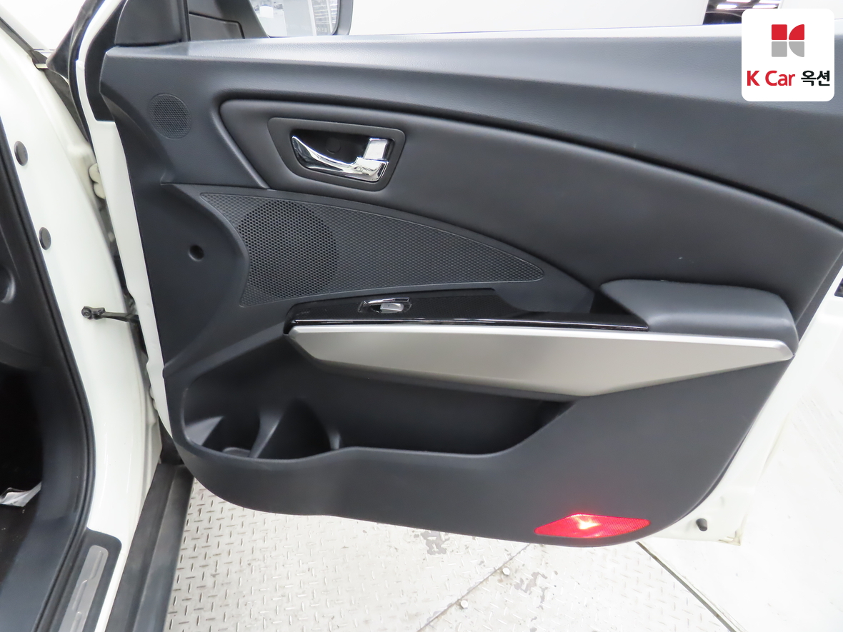 KG Mobility Tivoli 2015 - Image 28