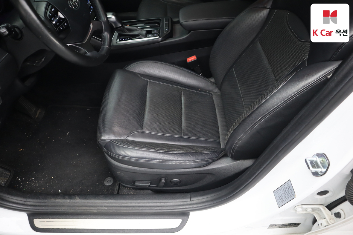 Hyundai AZERA 2017 - Image 19