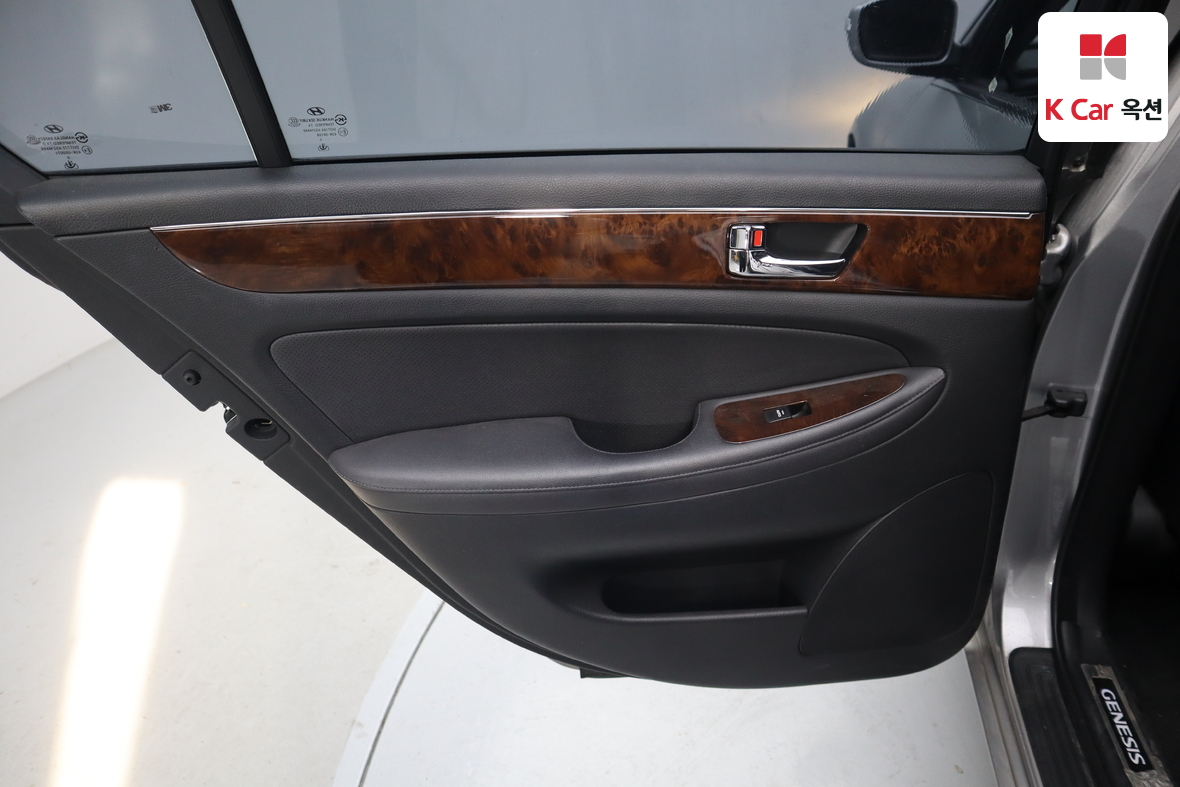 هيونداي جينيسيس 2009 - صورة 20