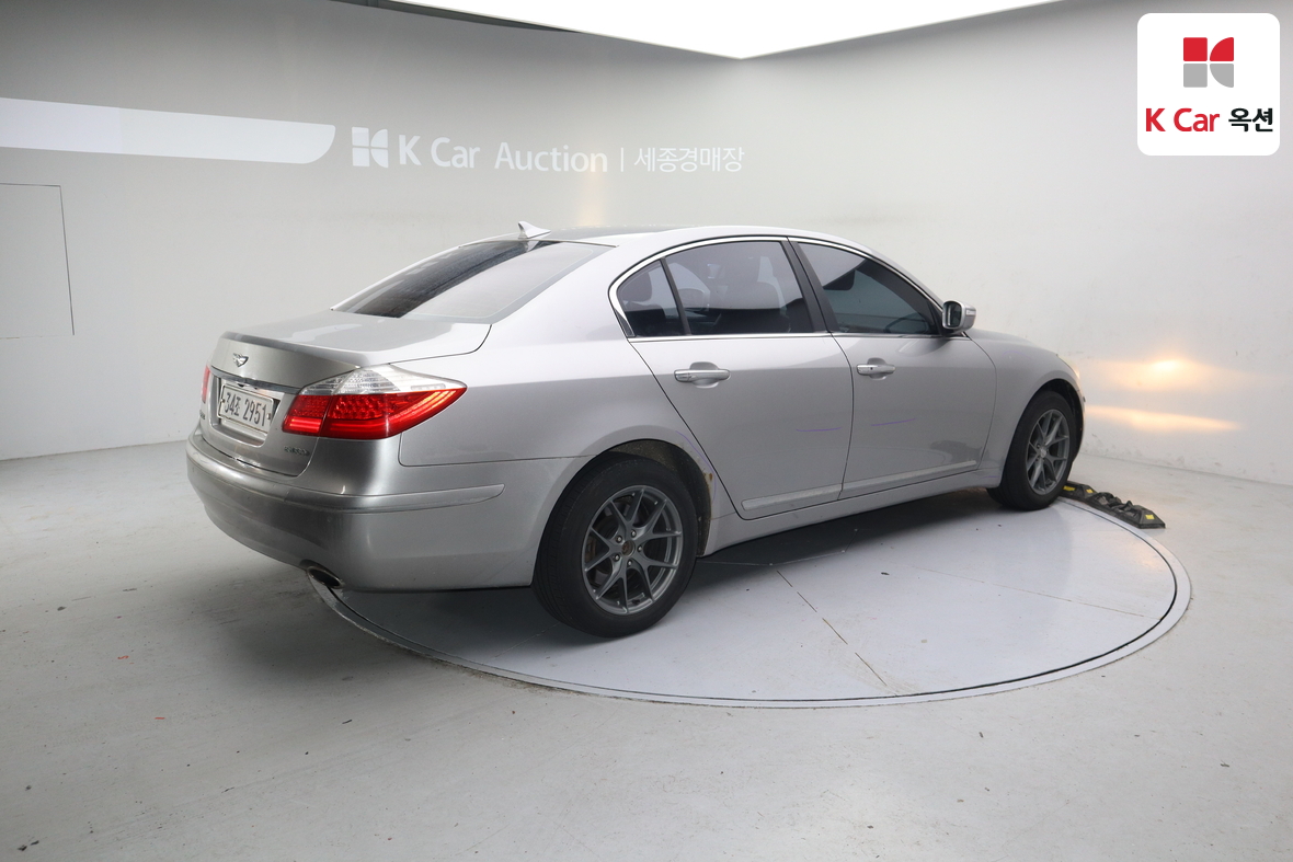 هيونداي جينيسيس 2009 - صورة 2