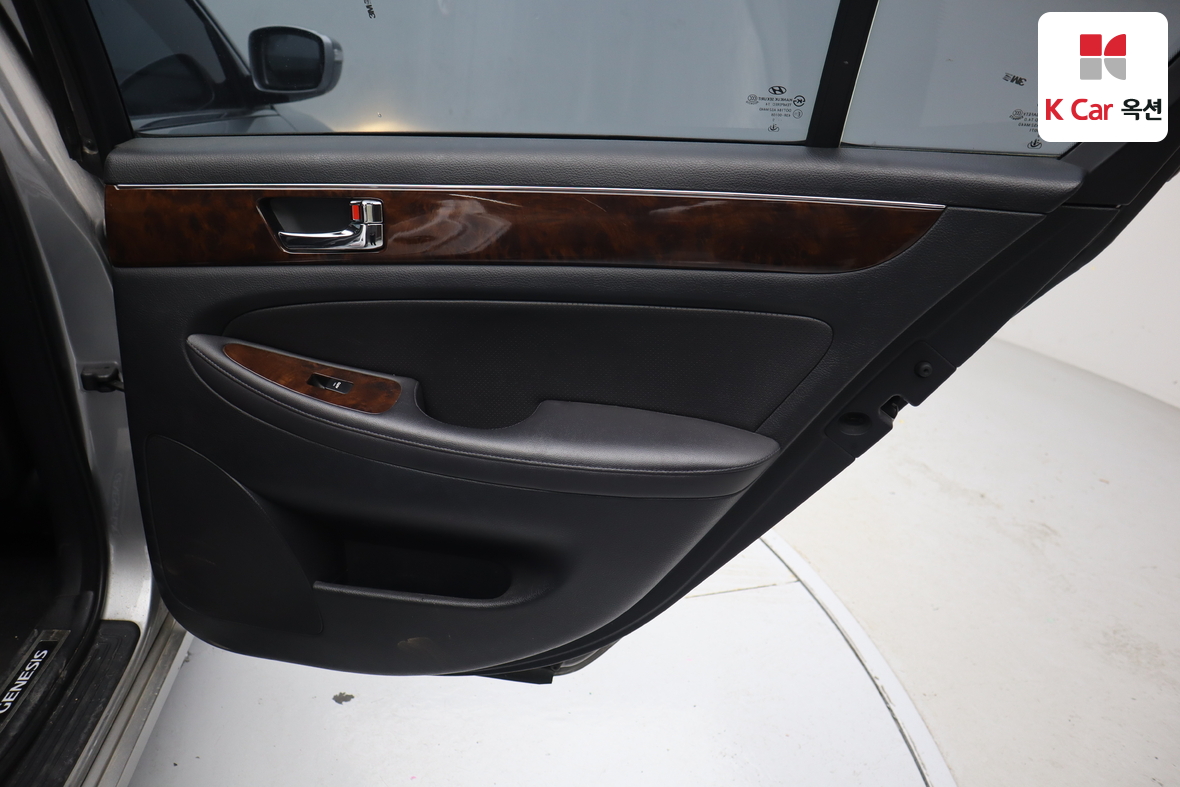 هيونداي جينيسيس 2009 - صورة 25