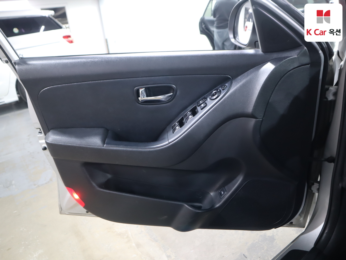 Hyundai Elantra 2010 - Image 8