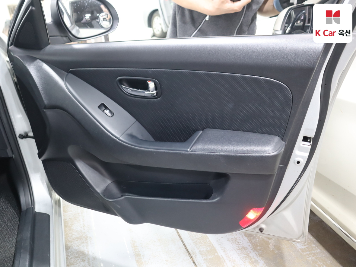 Hyundai Elantra 2010 - Image 32