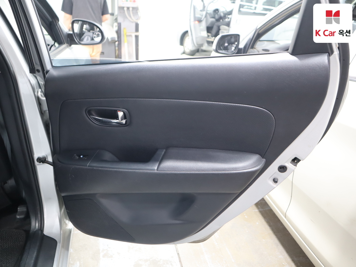 Hyundai Elantra 2010 - Image 30