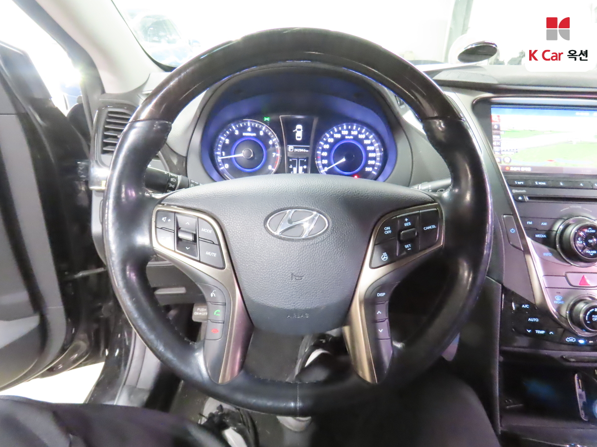 Hyundai AZERA 2012 - Image 10