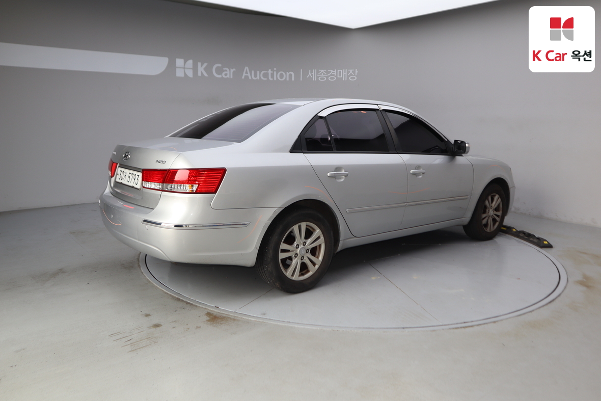 Hyundai Sonata 2009 - Image 2