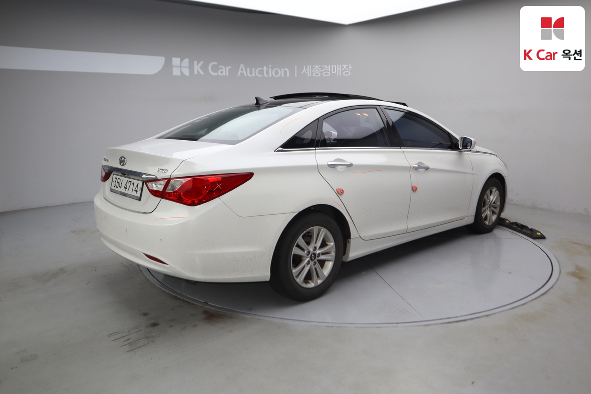 Hyundai Sonata 2011 - Image 2
