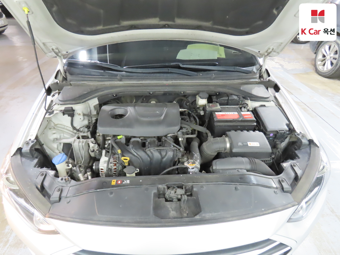 Hyundai Elantra 2018 - Image 30