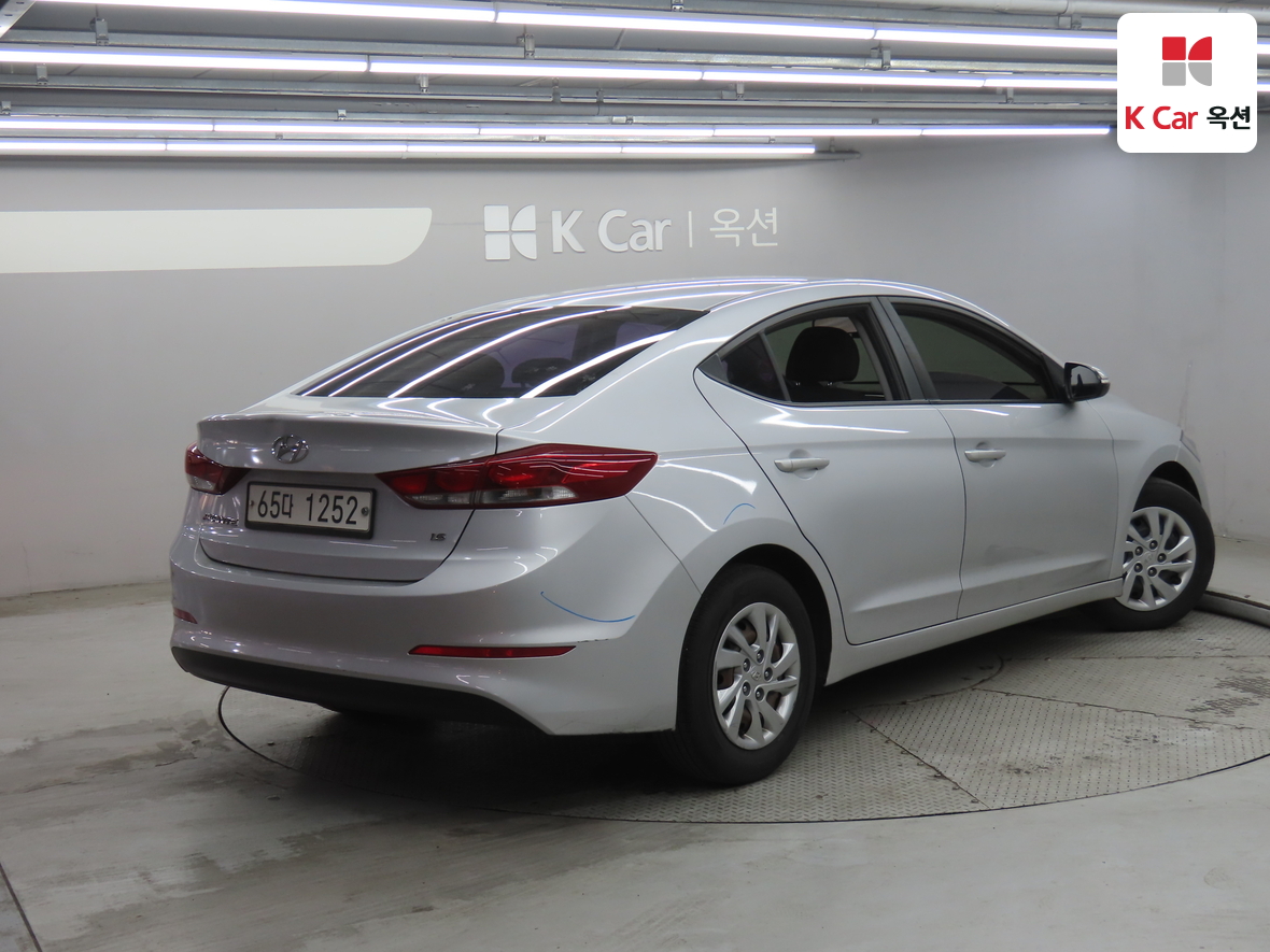 Hyundai Elantra 2018 - Image 2