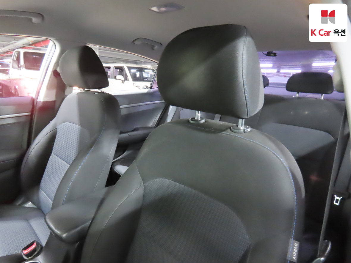 Hyundai Elantra 2018 - Image 18