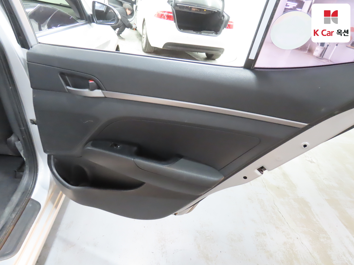 Hyundai Elantra 2018 - Image 24