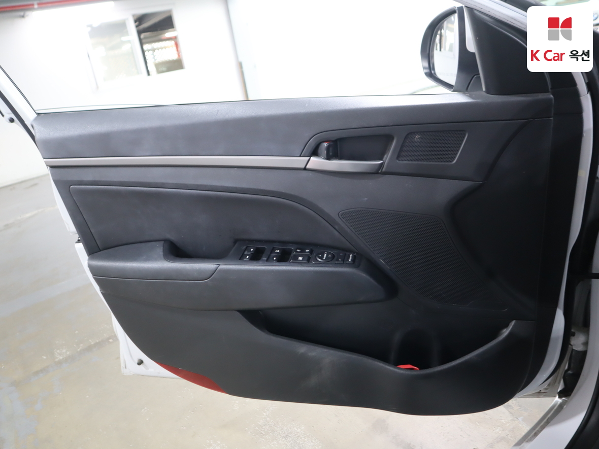 Hyundai Elantra 2018 - Image 8