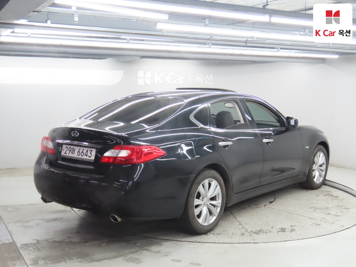 Infiniti M37 2011 - Image 2