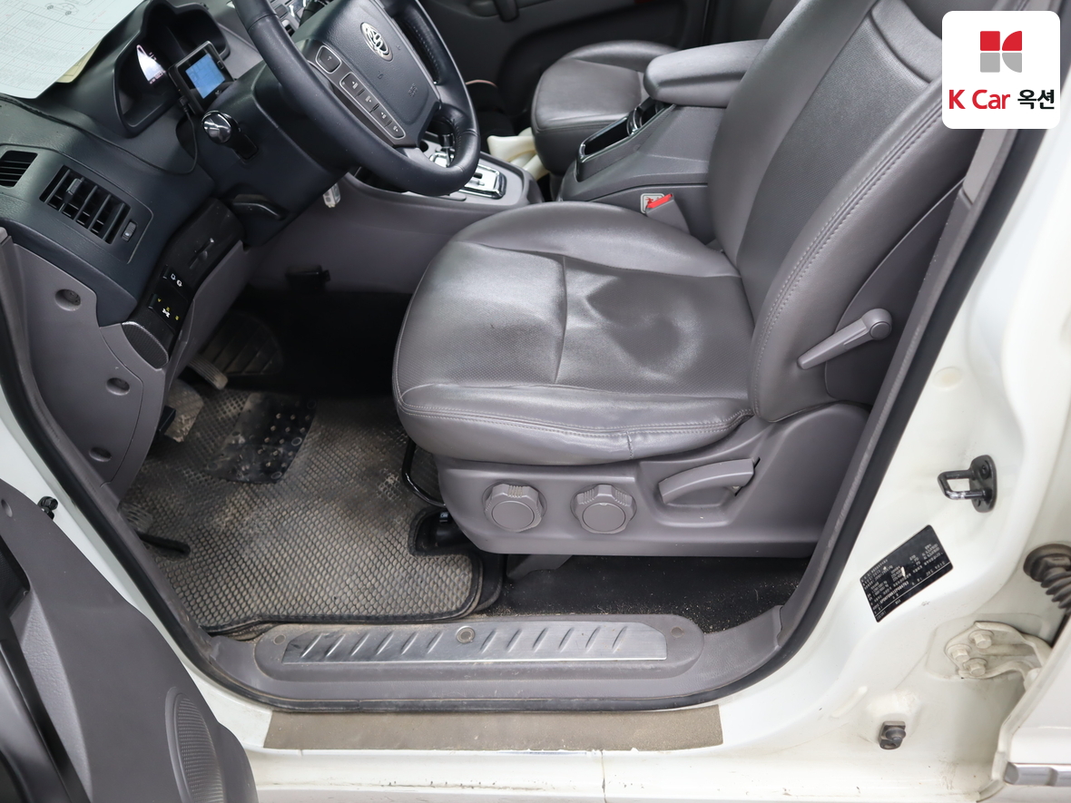 KG Mobility Korando Turismo 2014 - Image 17