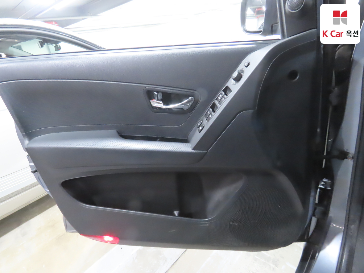 KG Mobility Korando C 2011 - Image 8