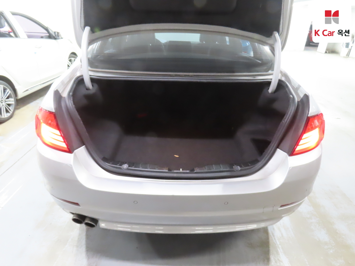 BMW 5 Series 2011 - Image 25