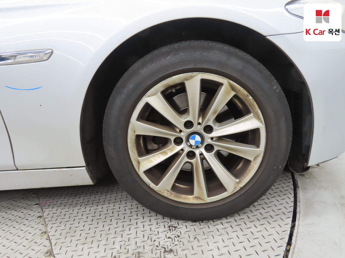 BMW 5 Series 2011 - Image 45