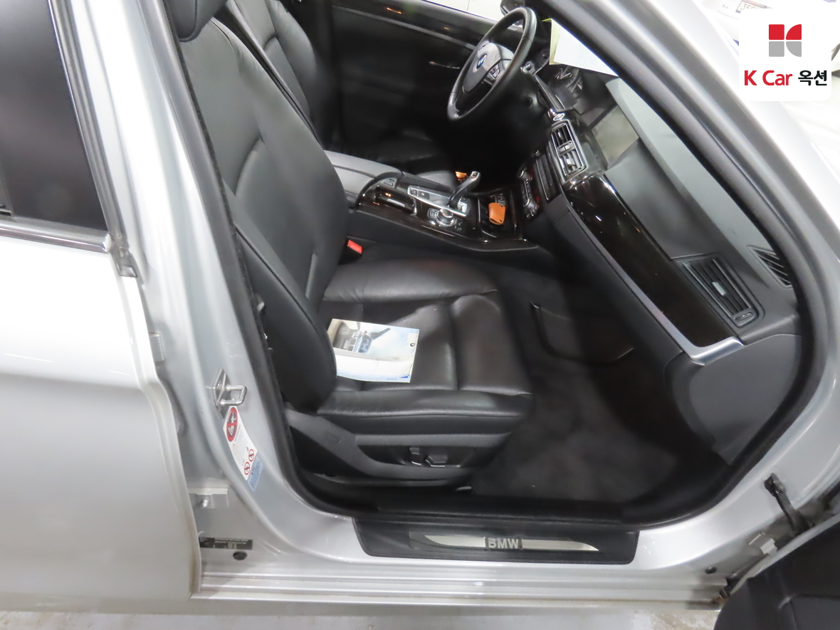 BMW 5 Series 2011 - Image 30