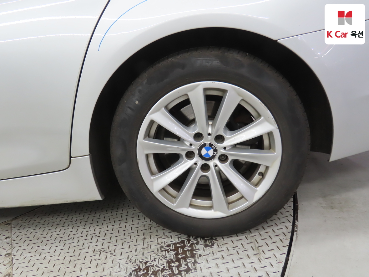 BMW 5 Series 2011 - Image 47