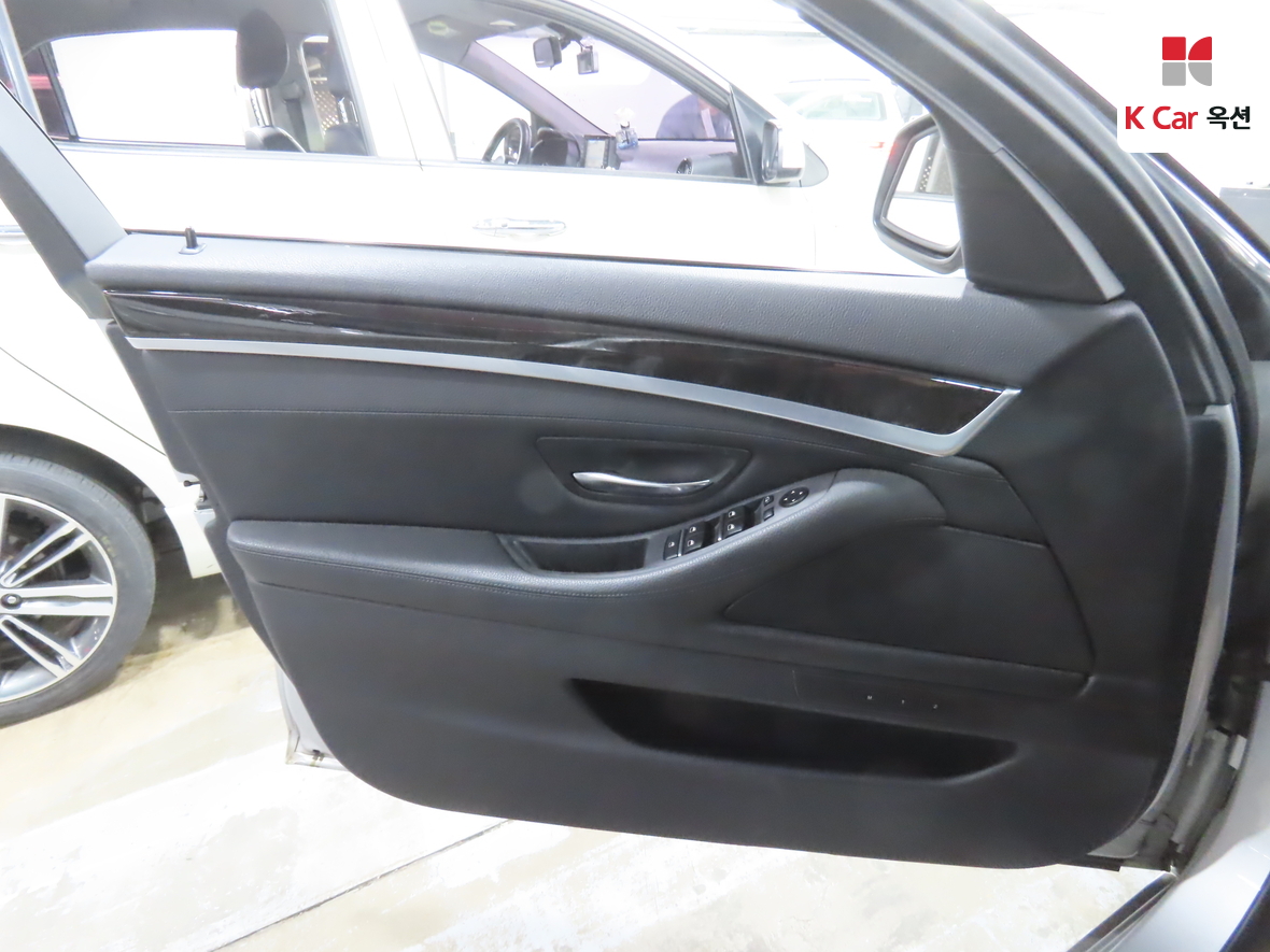 BMW 5 Series 2011 - Image 8