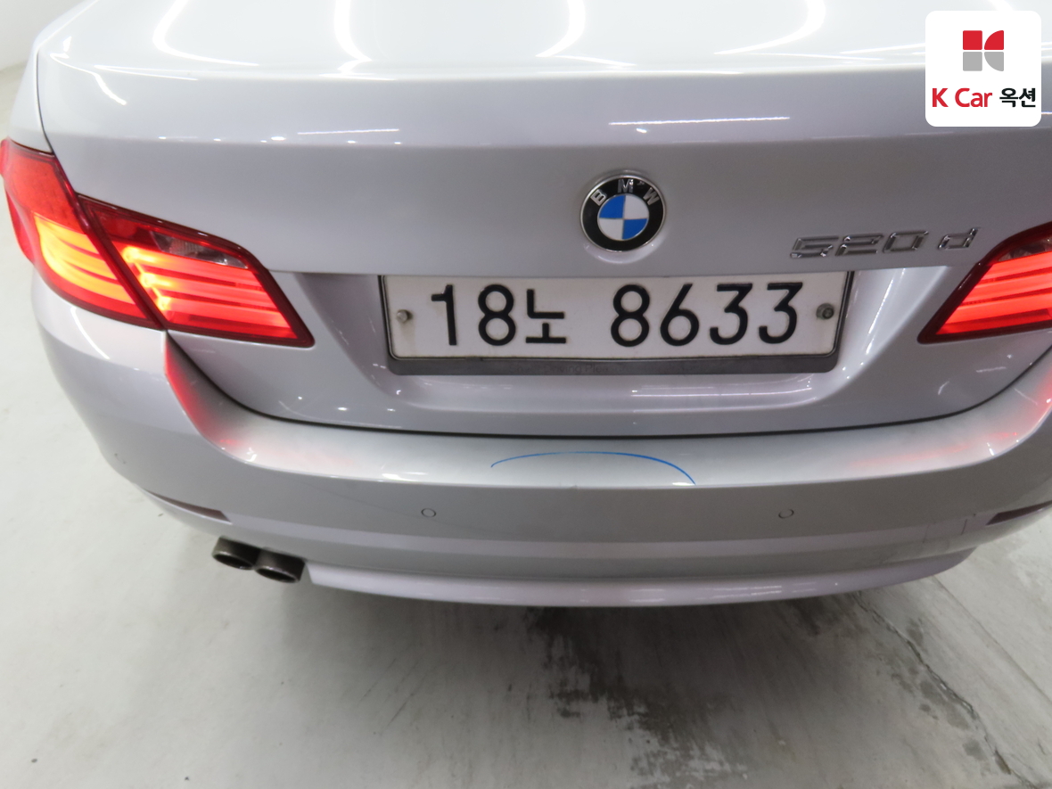 BMW 5 Series 2011 - Image 40