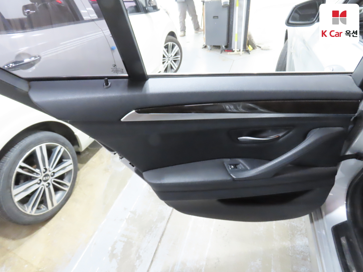 BMW 5 Series 2011 - Image 23