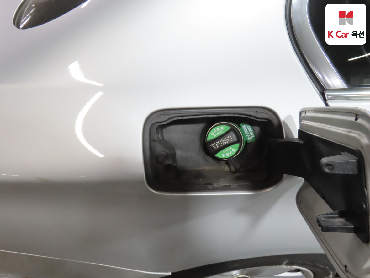 BMW 5 Series 2011 - Image 26