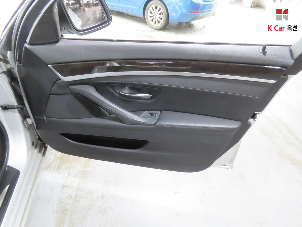 BMW 5 Series 2011 - Image 29