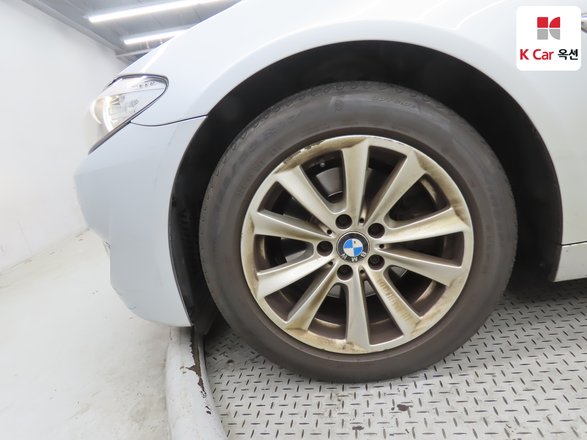 BMW 5 Series 2011 - Image 48