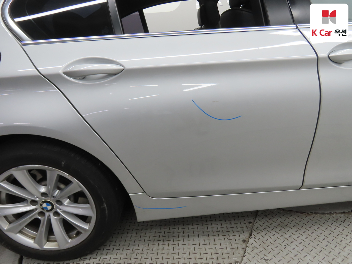 BMW 5 Series 2011 - Image 42