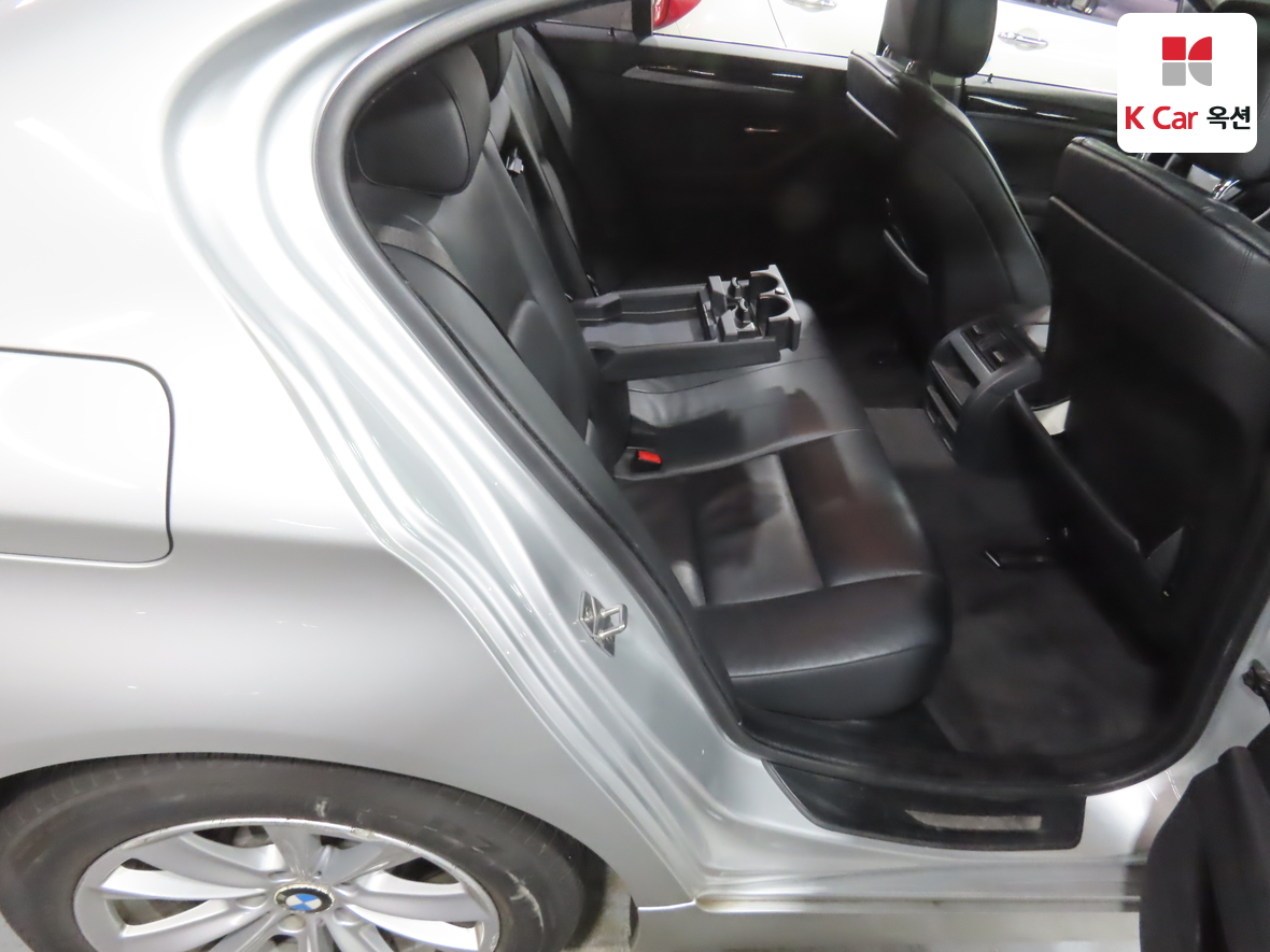 BMW 5 Series 2011 - Image 28