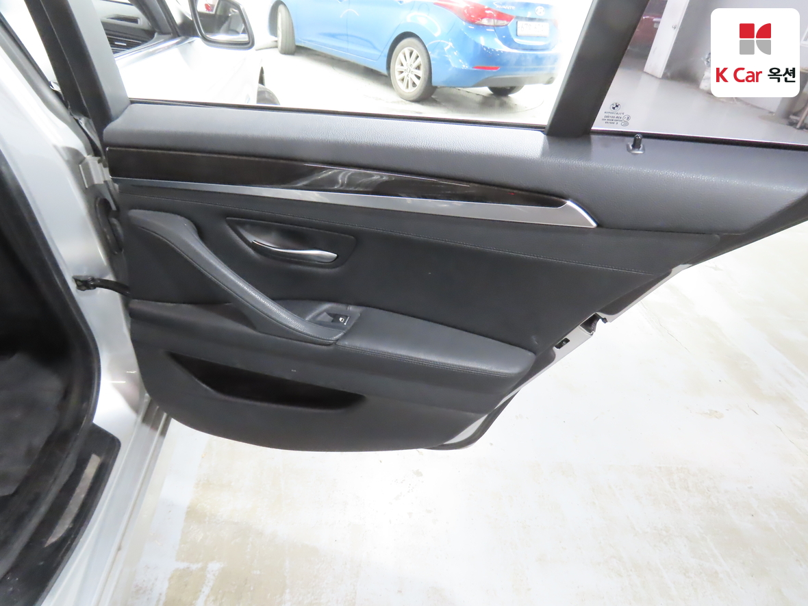 BMW 5 Series 2011 - Image 27