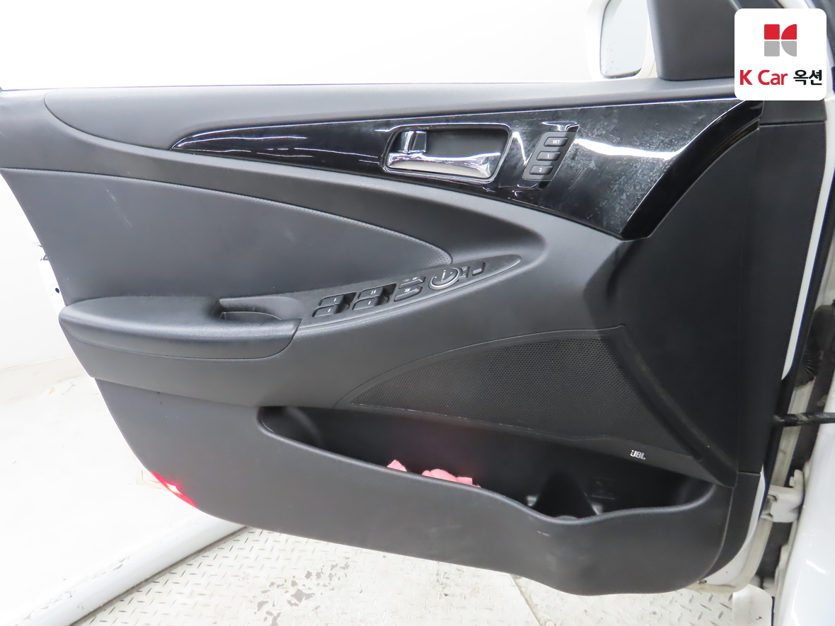 Hyundai Sonata 2010 - Image 8