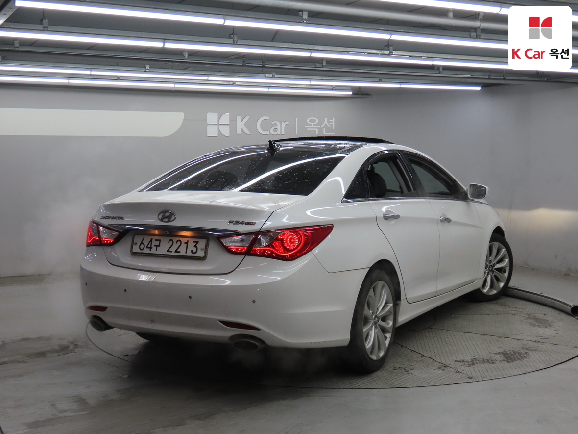 Hyundai Sonata 2010 - Image 2