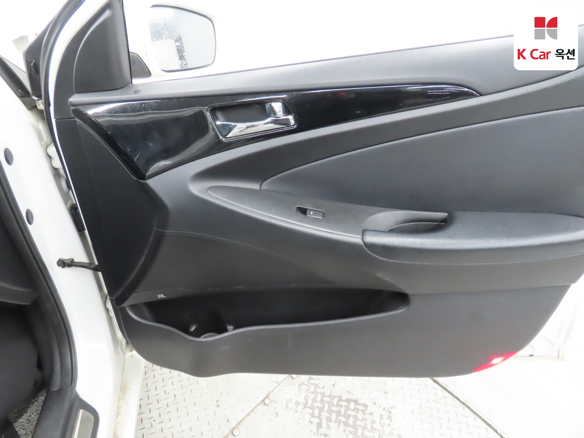 Hyundai Sonata 2010 - Image 30