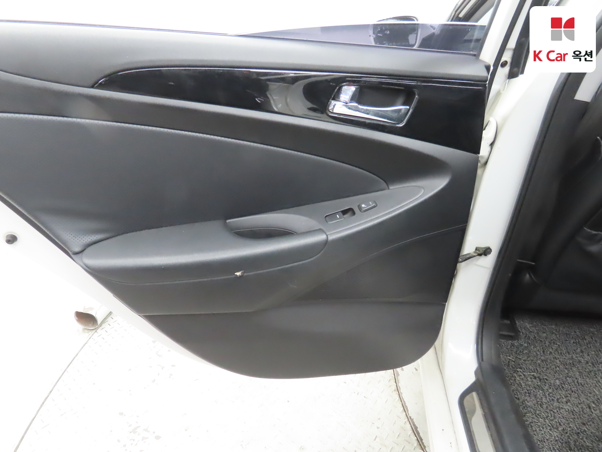 Hyundai Sonata 2010 - Image 24