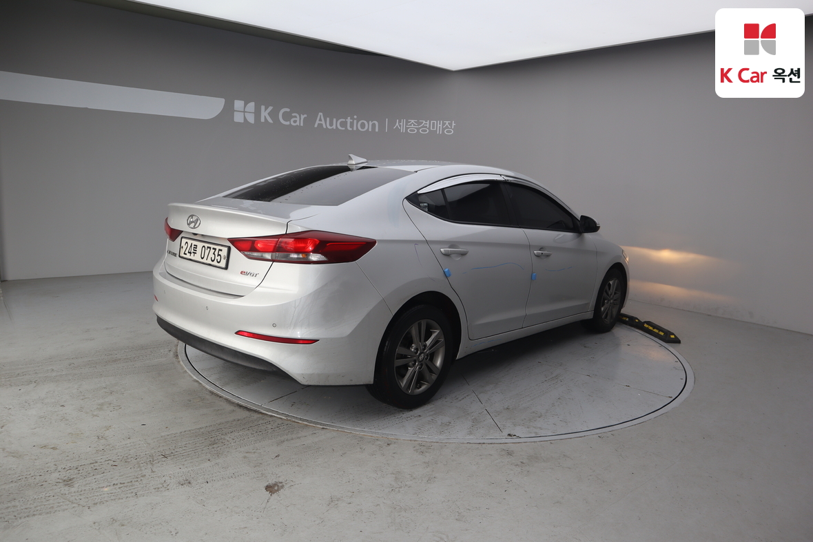 Hyundai Elantra 2016 - Image 2