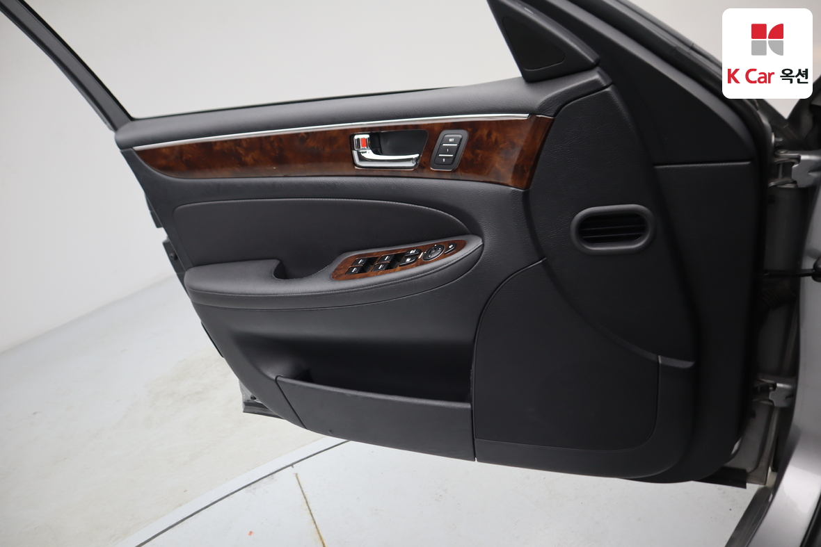 Hyundai Genesis 2009 - Image 8