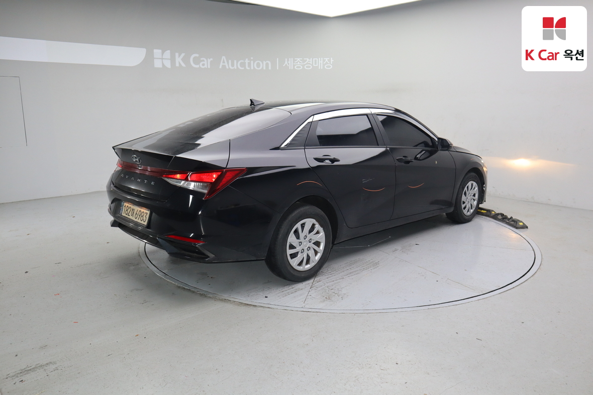 Hyundai Elantra 2022 - Image 2