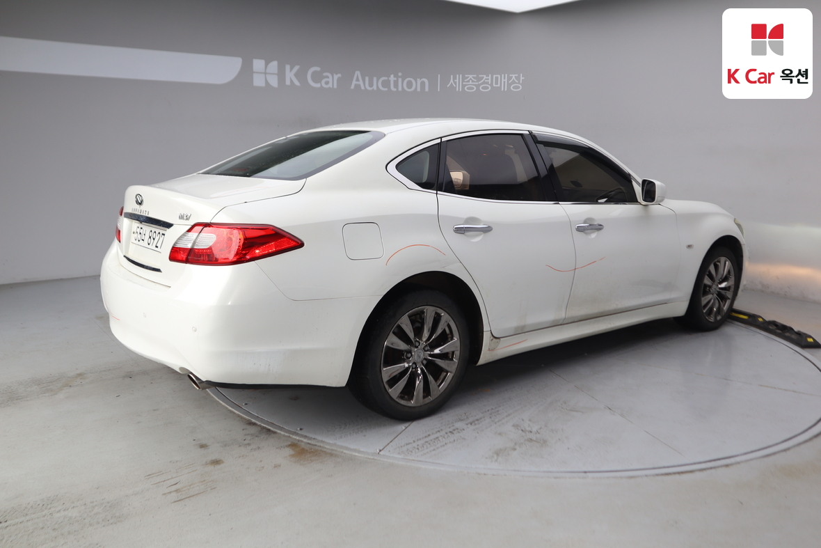 Infiniti M37 2011 - Image 2