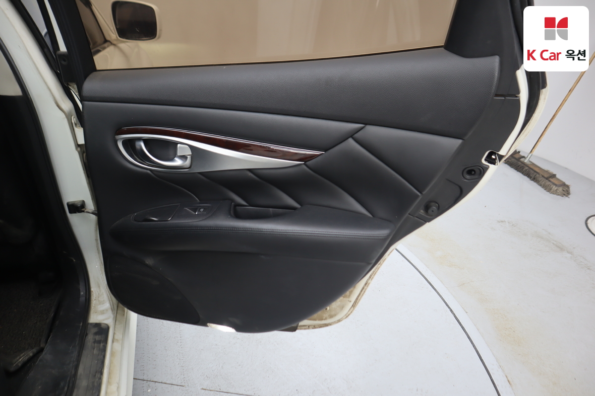 Infiniti M37 2011 - Image 30