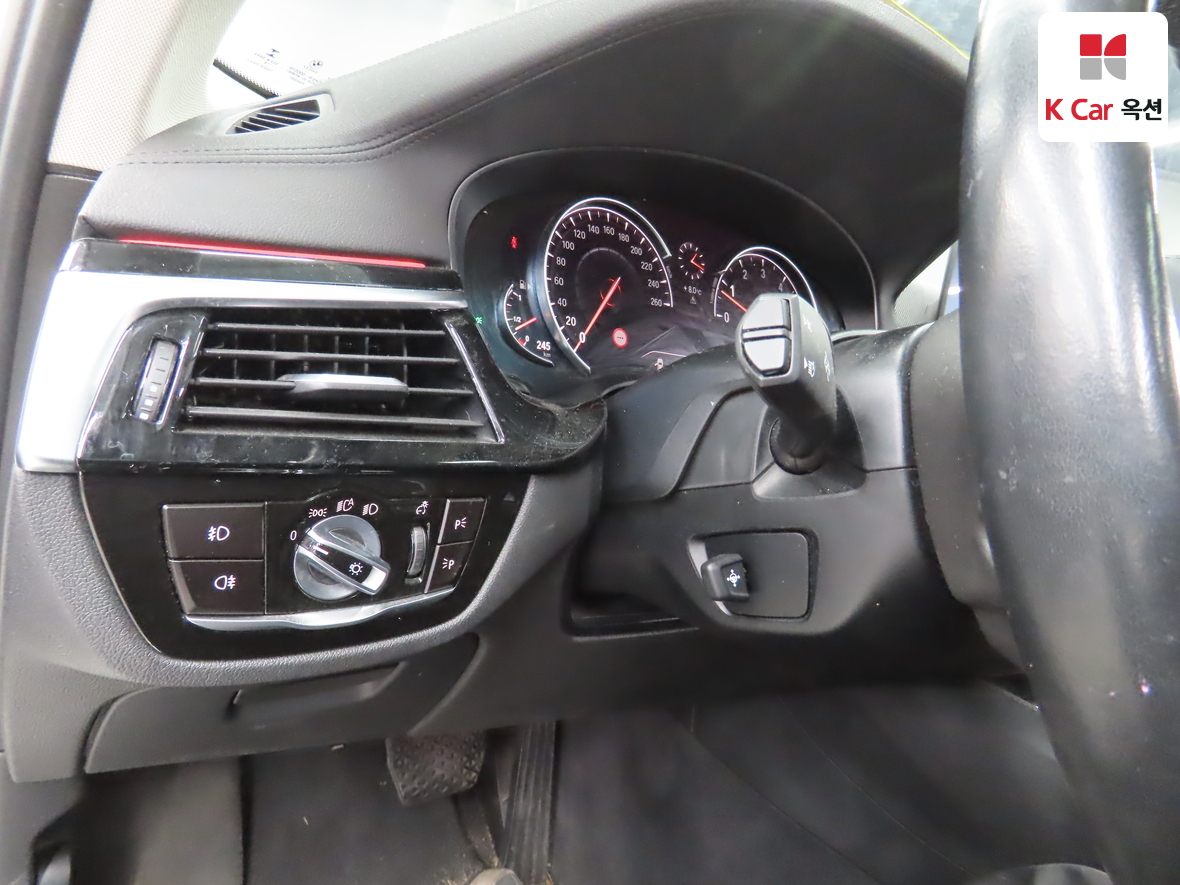 BMW 5 Series 2018 - Image 9