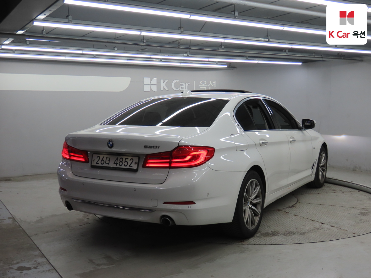 BMW 5 Series 2018 - Image 2
