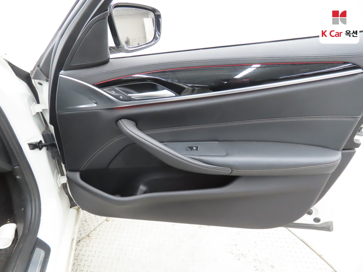 BMW 5 Series 2018 - Image 32