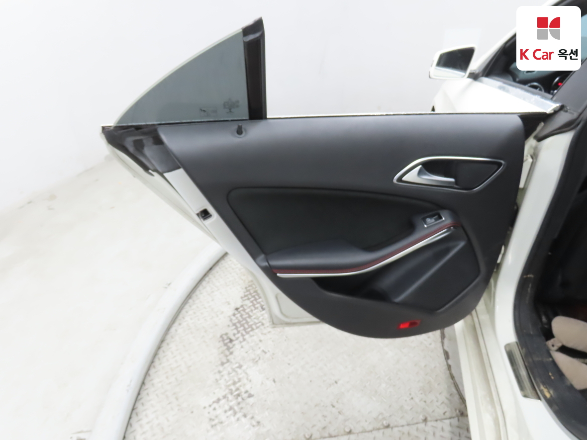 مرسيدس بنز سي ال ايه 2018 - صورة 23