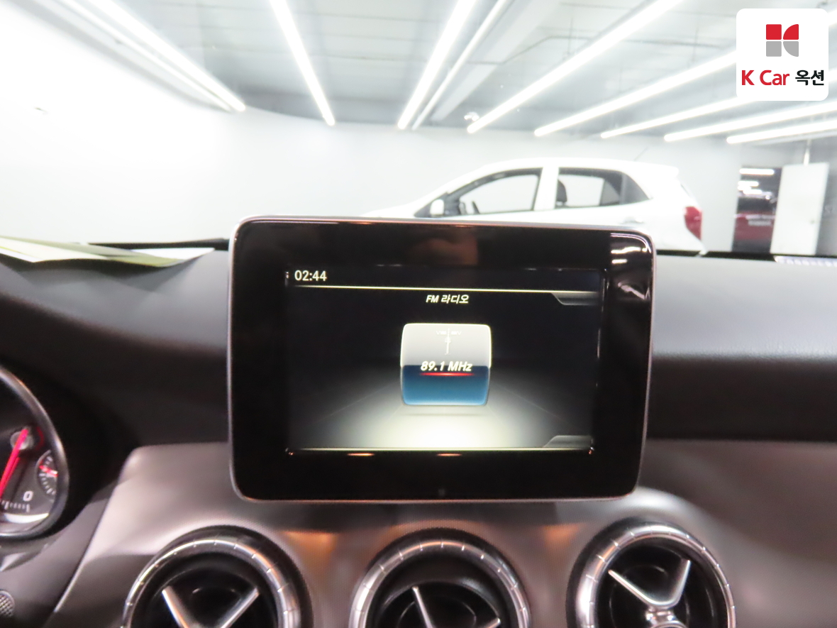 مرسيدس بنز سي ال ايه 2018 - صورة 14