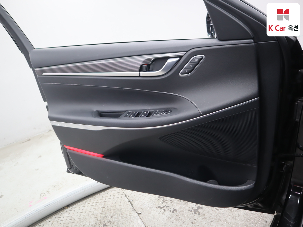 Hyundai AZERA 2018 - Image 8